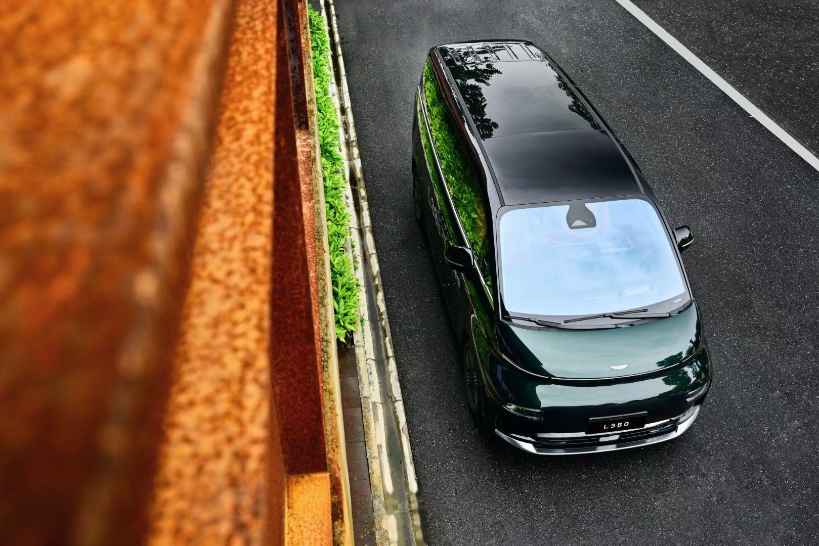 LEVC翼真汽车：商务型的车载显示与感知系统