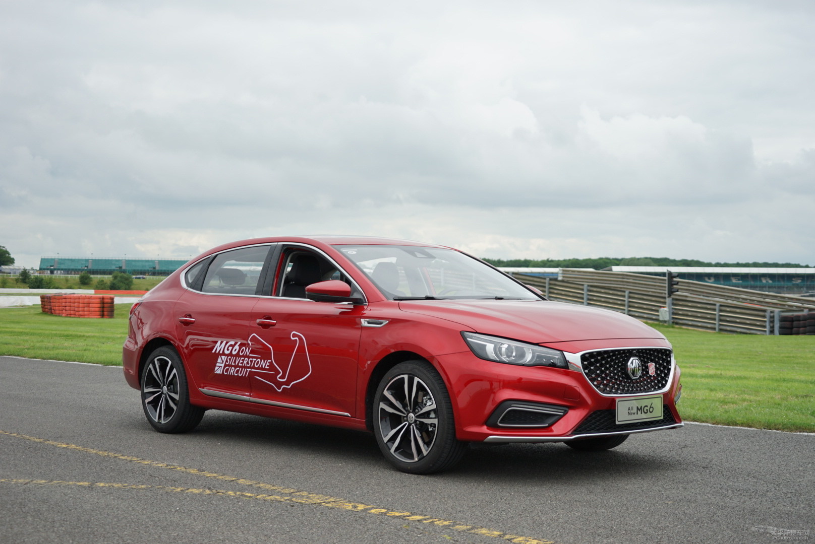 双赛道并行，百年MG谱写自主“出海”新篇章