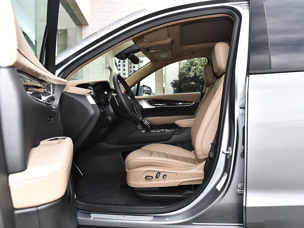 凯迪拉克XT6也开始卷“大沙发”，和理想L8比该如何选？