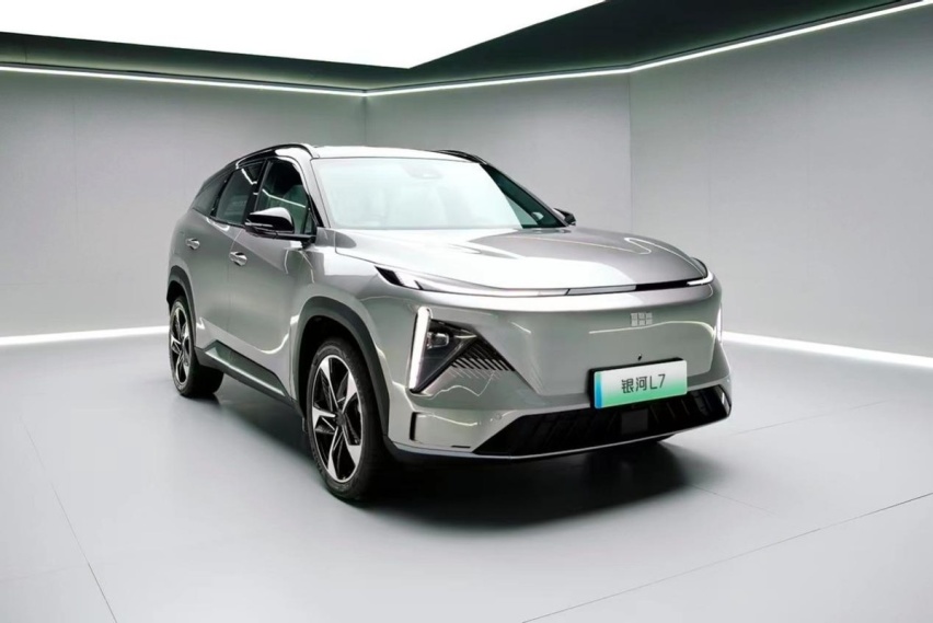 搭载全新雷神混动系统 吉利银河L7 EM-i亮相